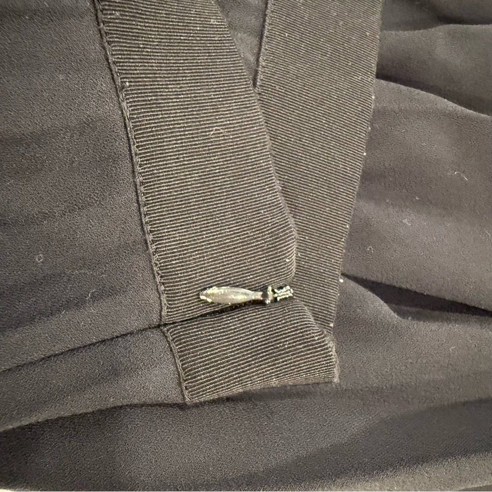 Everlane The Pleated Midi Skirt in Black - Picture 3 of 4